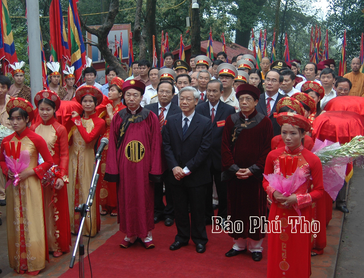 Images of General Secretary Nguyen Phu Trong with the Party Committee, government and people of all ethnic groups in Phu Tho province