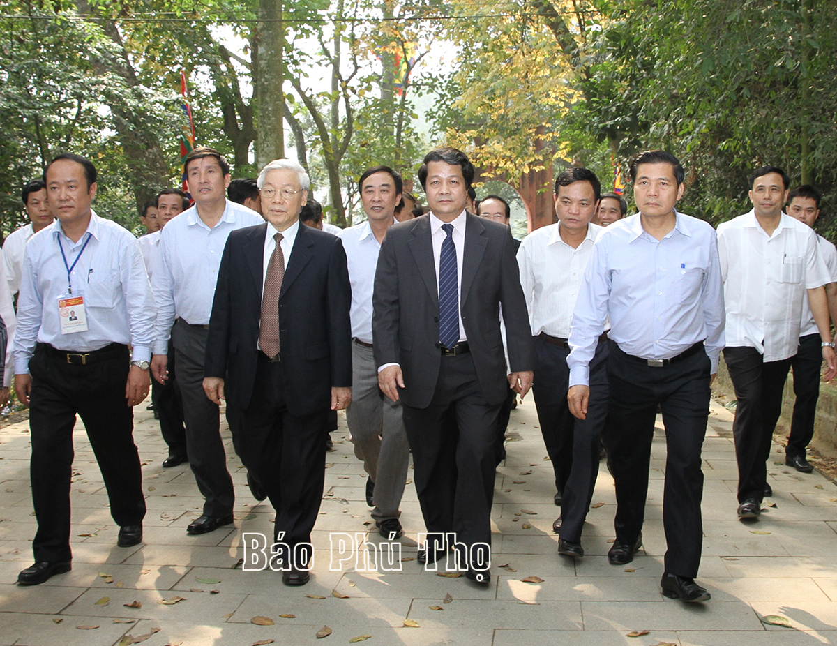 Images of General Secretary Nguyen Phu Trong with the Party Committee, government and people of all ethnic groups in Phu Tho province