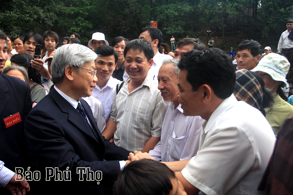 Images of General Secretary Nguyen Phu Trong with the Party Committee, government and people of all ethnic groups in Phu Tho province