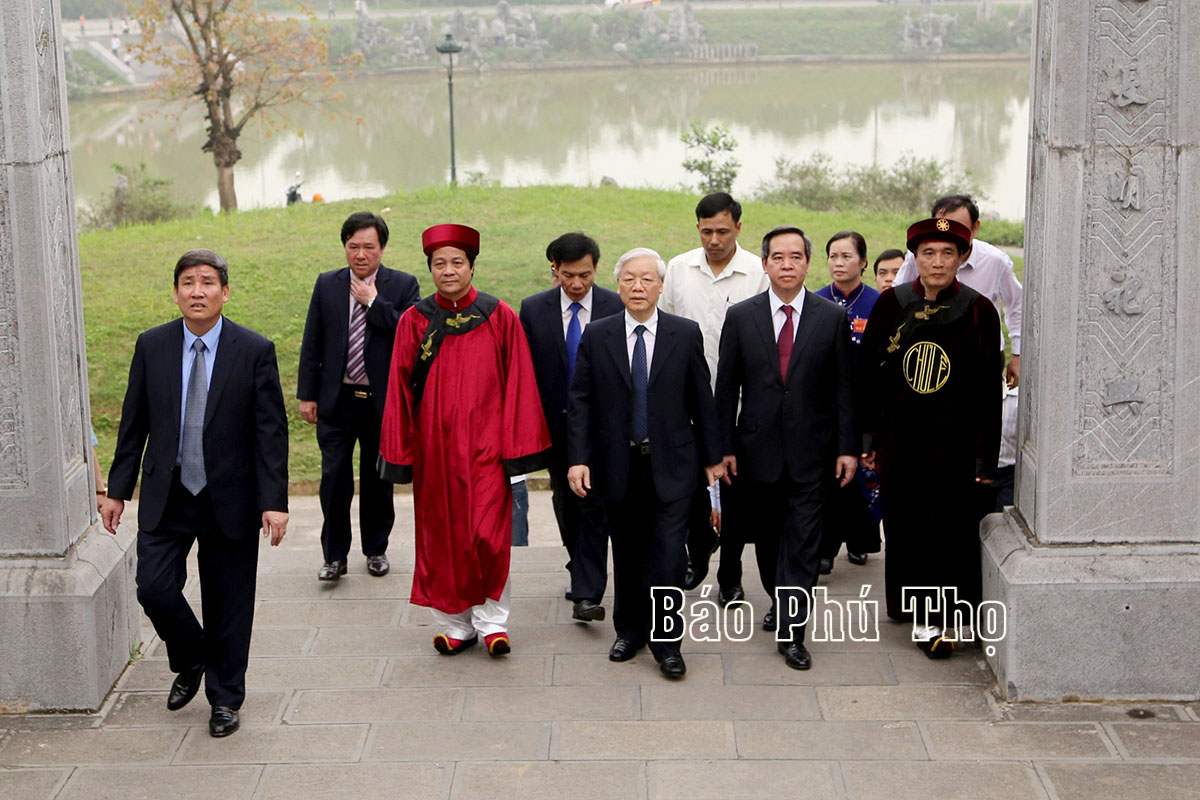 Images of General Secretary Nguyen Phu Trong with the Party Committee, government and people of all ethnic groups in Phu Tho province