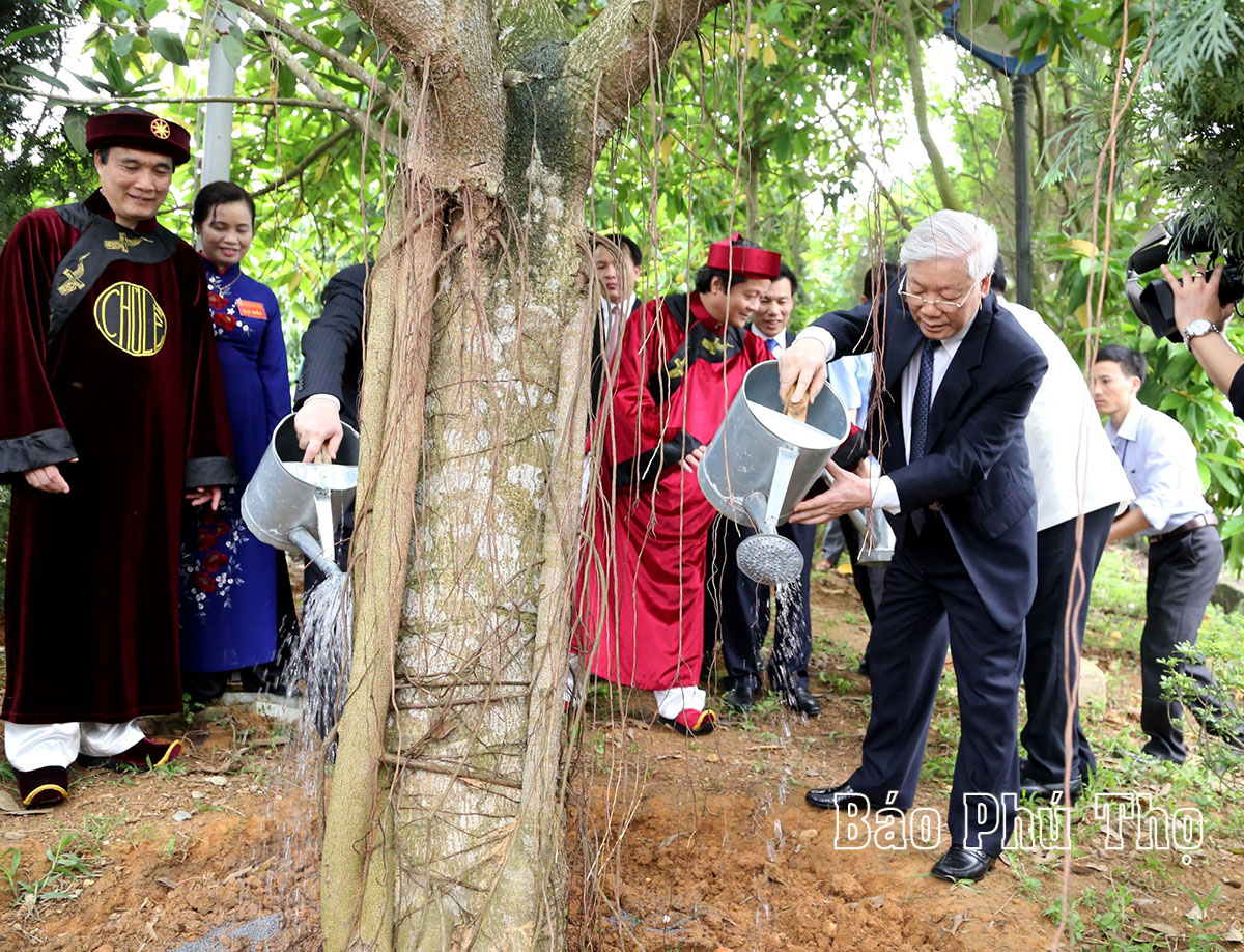 Images of General Secretary Nguyen Phu Trong with the Party Committee, government and people of all ethnic groups in Phu Tho province