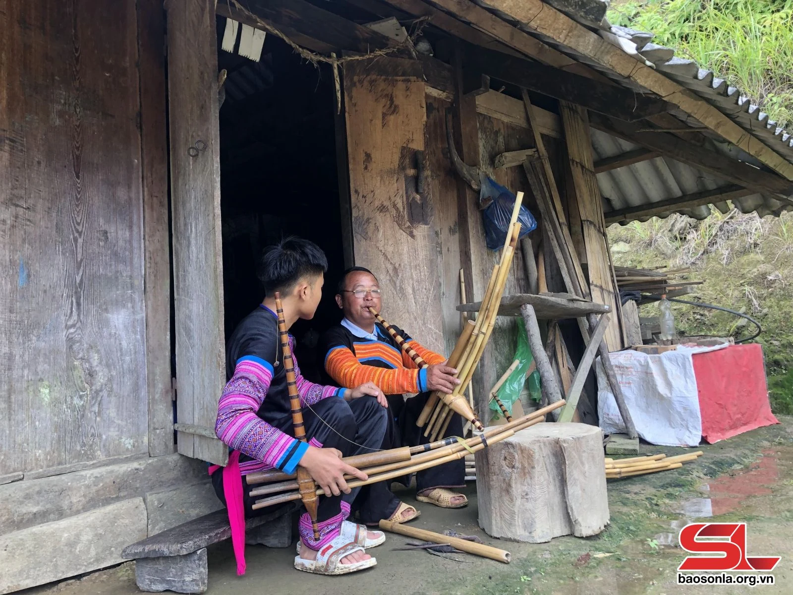 Người giữ nghề làm khèn Mông ở Suối Tọ