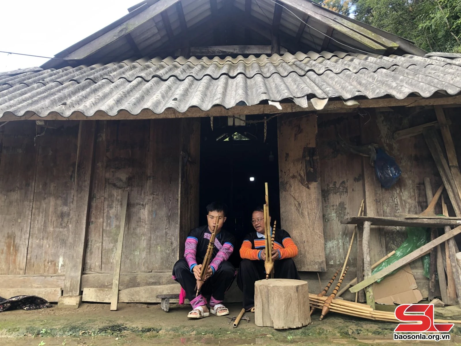 Người giữ nghề làm khèn Mông ở Suối Tọ