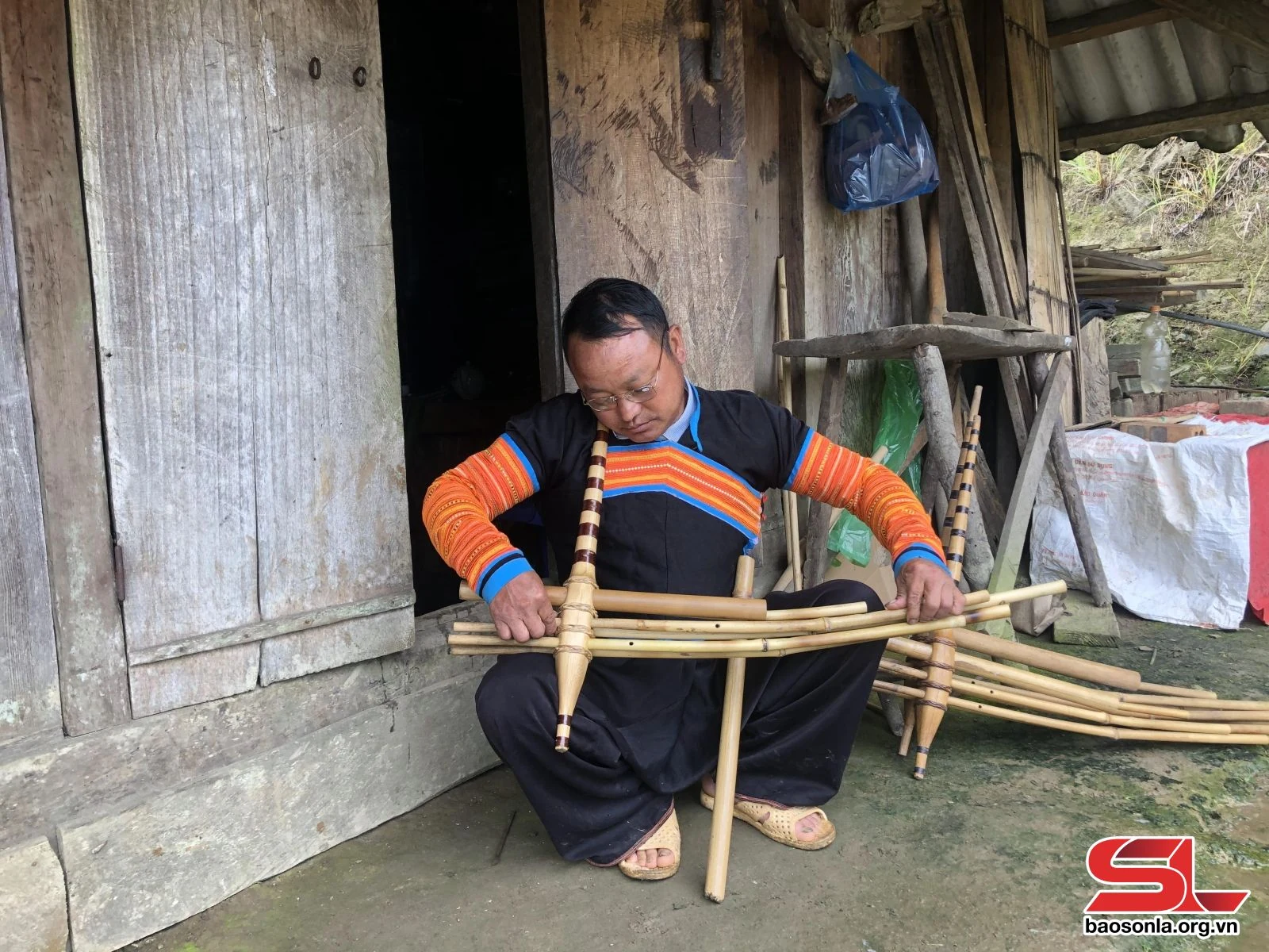 Người giữ nghề làm khèn Mông ở Suối Tọ