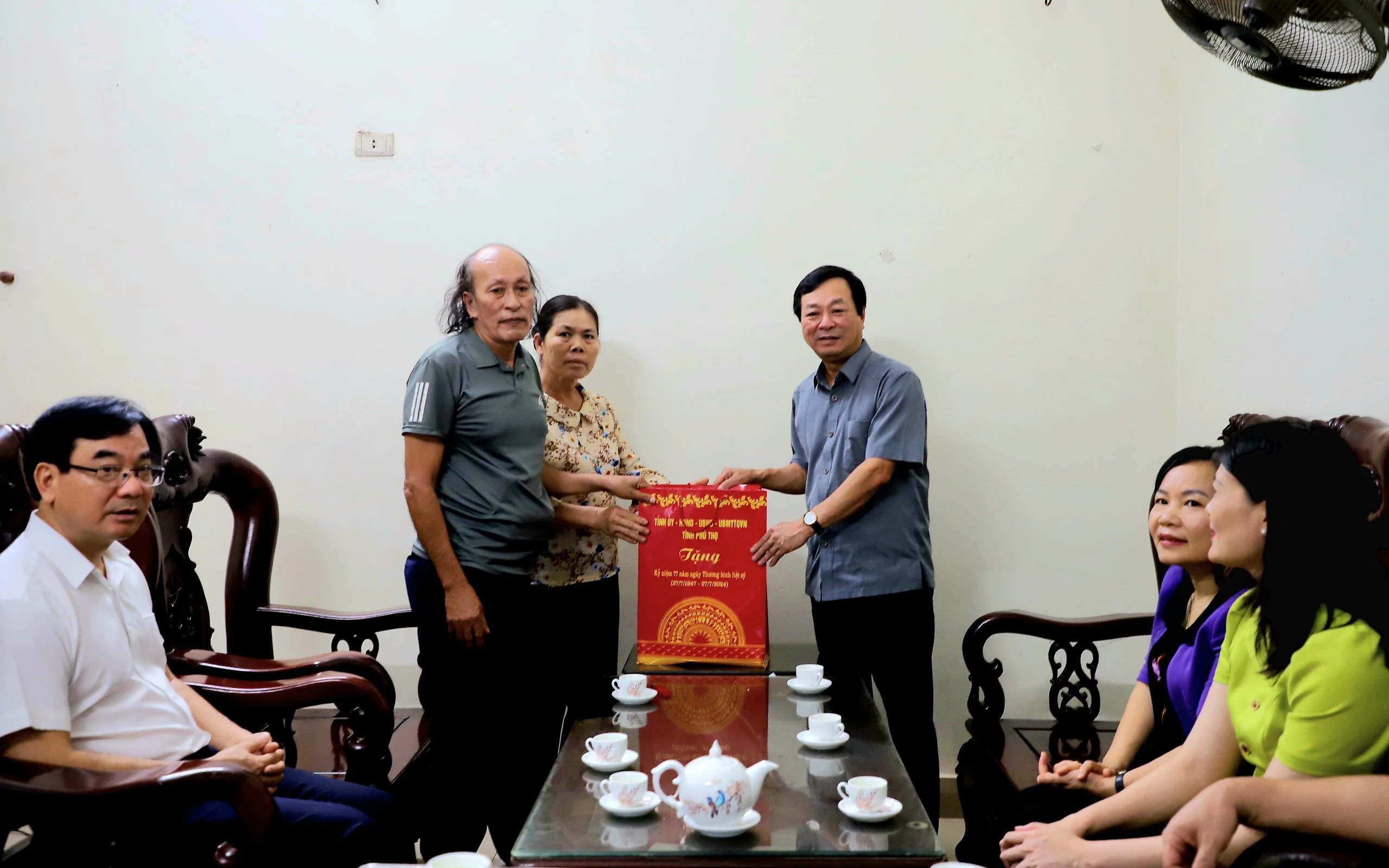 Chủ tịch UBND tỉnh Bùi Văn Quang thăm, tặng quà đối tượng chính sách, người có công tại huyện Thanh Thủy