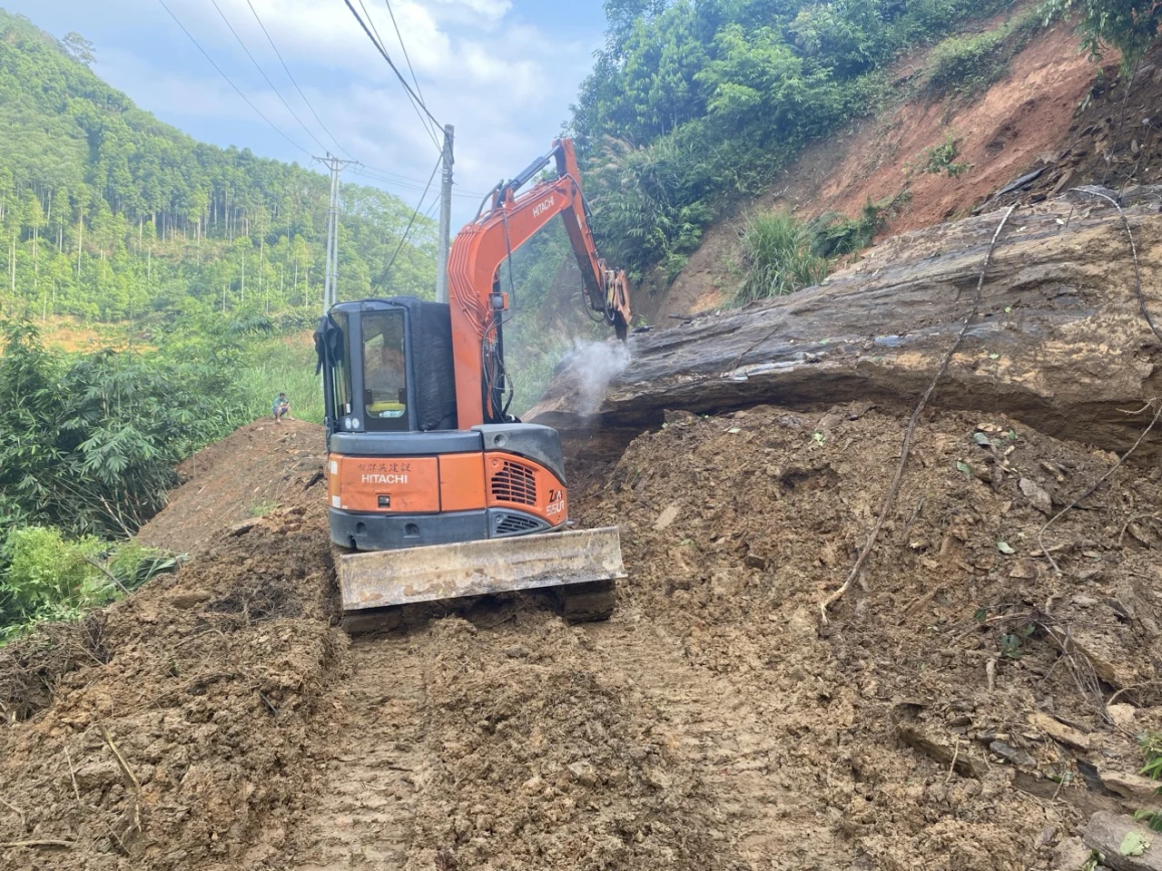 Khẩn trương khắc phục sạt lở đất trên địa bàn huyện Yên Lập