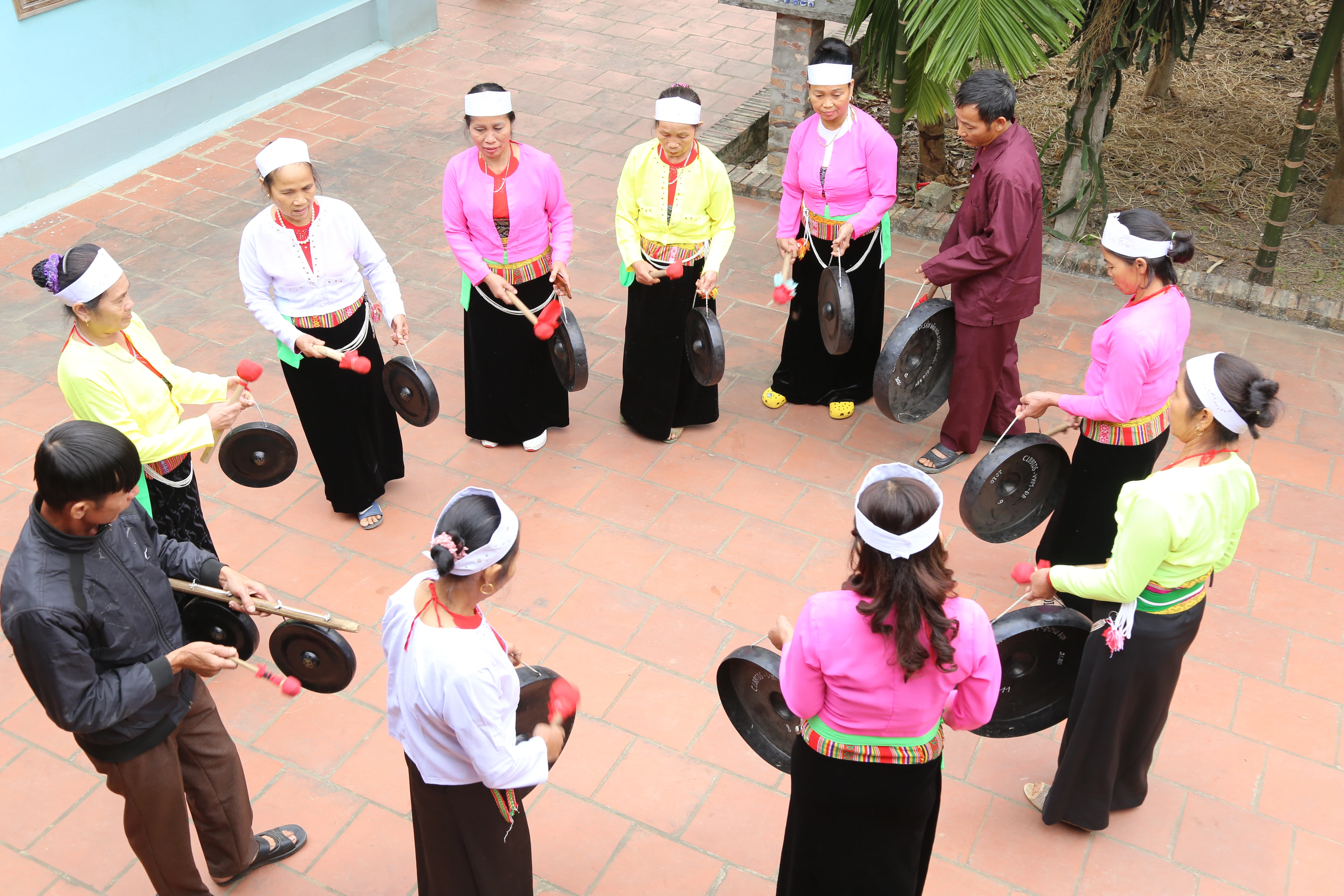 Passing on the love of Muong culture