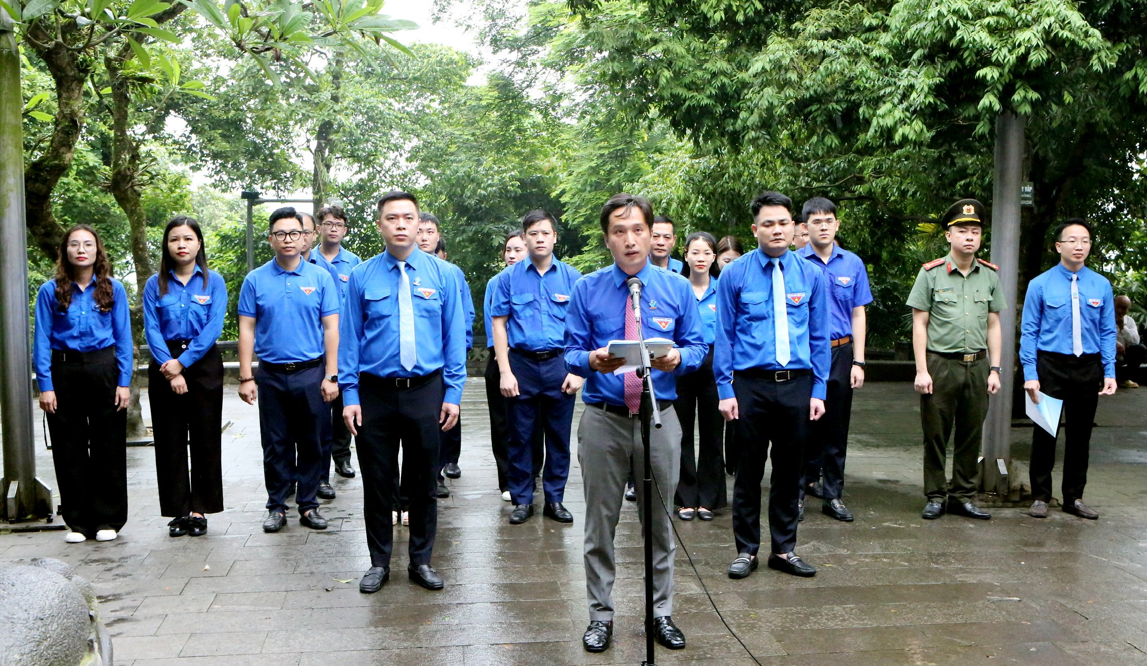 Delegation of the Phu Tho Provincial Youth Union Offers Incense to the Hung Kings