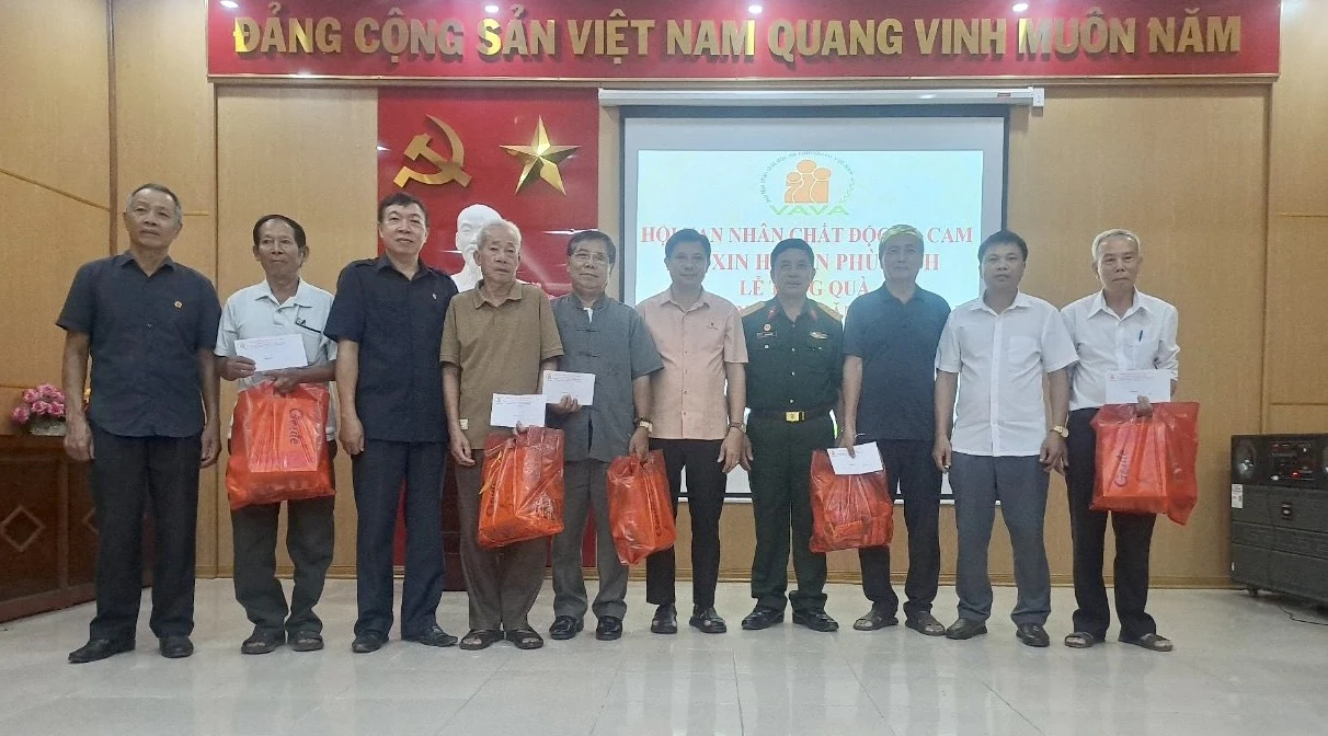 Hội Nạn nhân chất độc da cam/dioxin tỉnh tặng quà tại huyện Phù Ninh