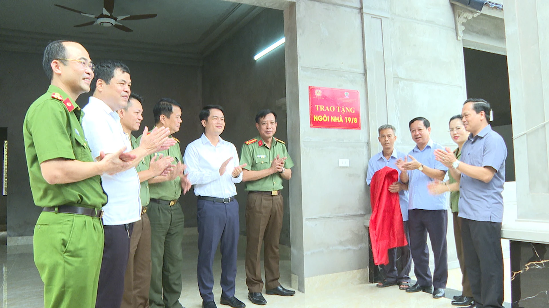 Tặng nhà 19/8 cho cán bộ Công an xã và hộ gia đình có hoàn c ảnh đặc biệt khó khăn