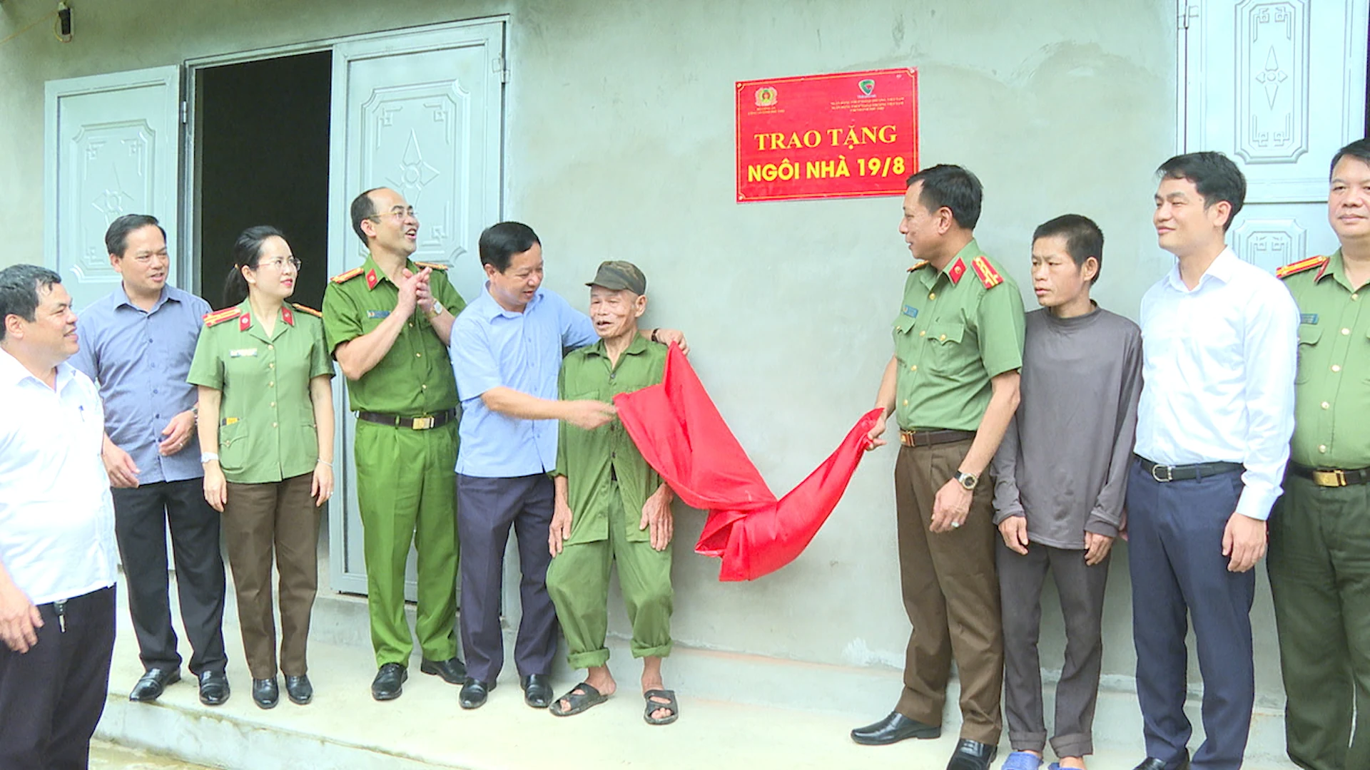 Tặng nhà 19/8 cho cán bộ Công an xã và hộ gia đình có hoàn c ảnh đặc biệt khó khăn