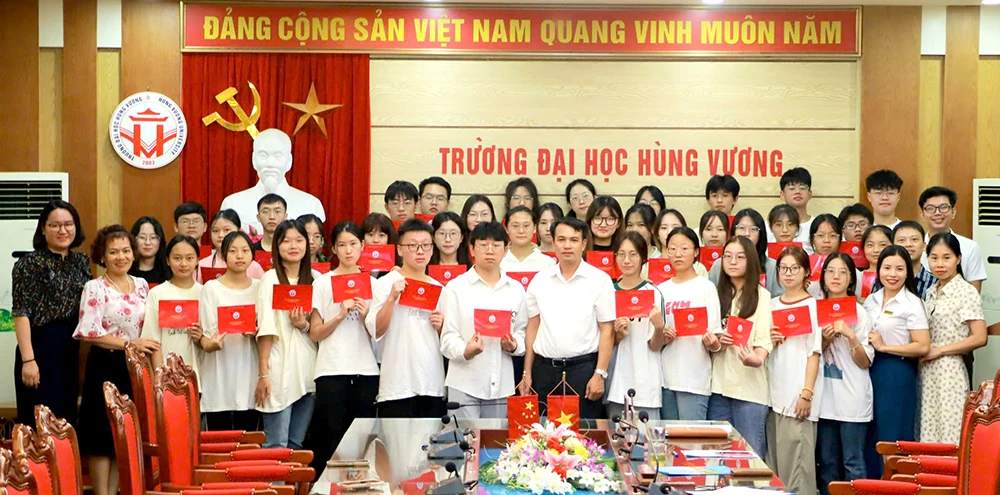 39 sinh viên của Học viện Hồng Hà, Trung Quốc hoàn thành khóa học tiếng Việt tại Trường Đại học Hùng Vương