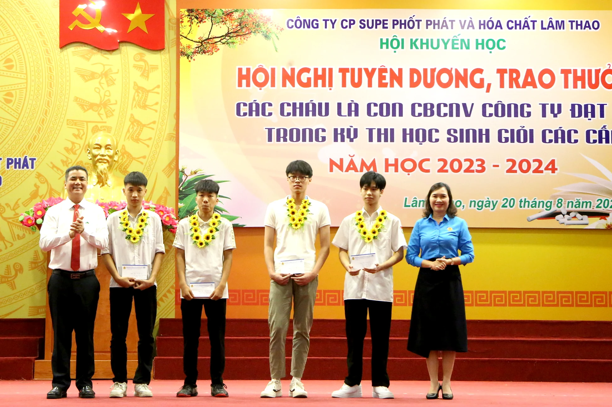Công ty CP Supe Phốt phát và Hóa chất Lâm Thao: Trao thưởng cho học sinh đạt giải trong kỳ thi chọn học sinh giỏi các cấp