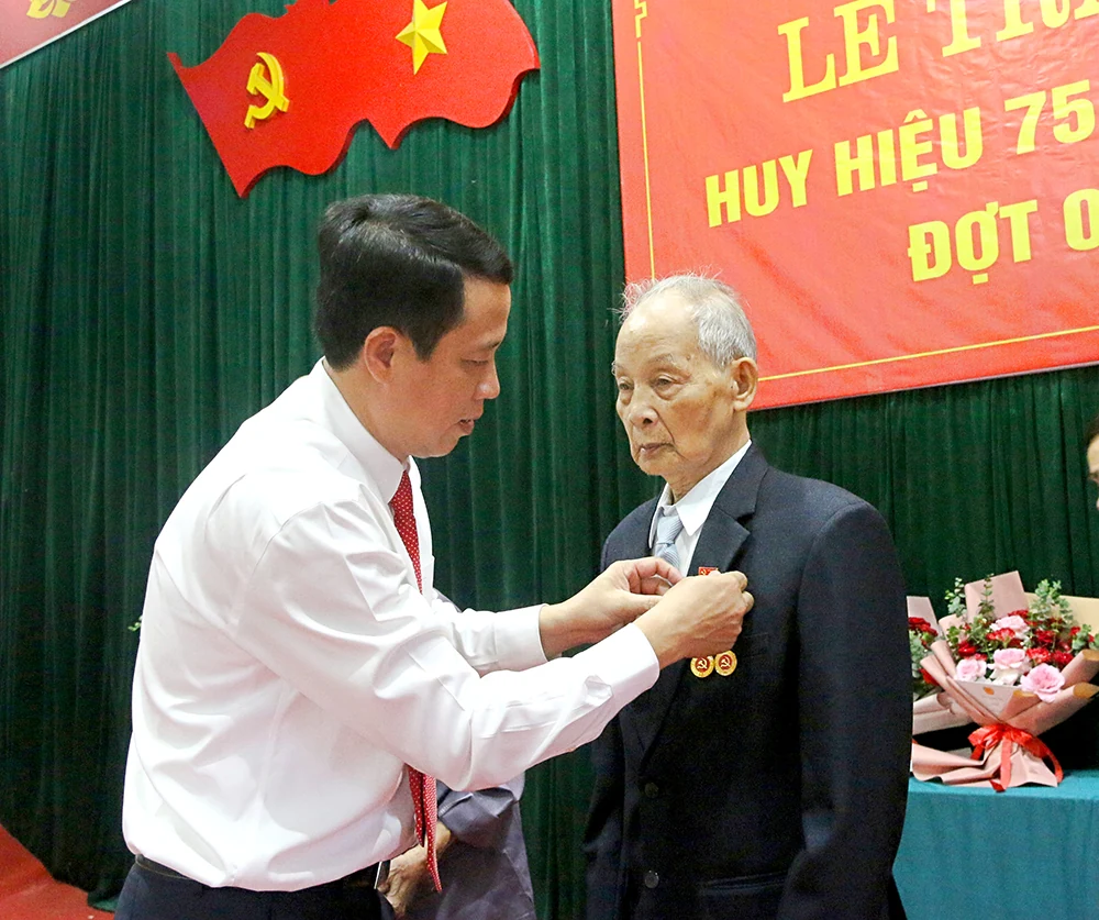 Trao Huy hiệu 75 năm, 70 năm tuổi Đảng tại huyện Thanh Sơn