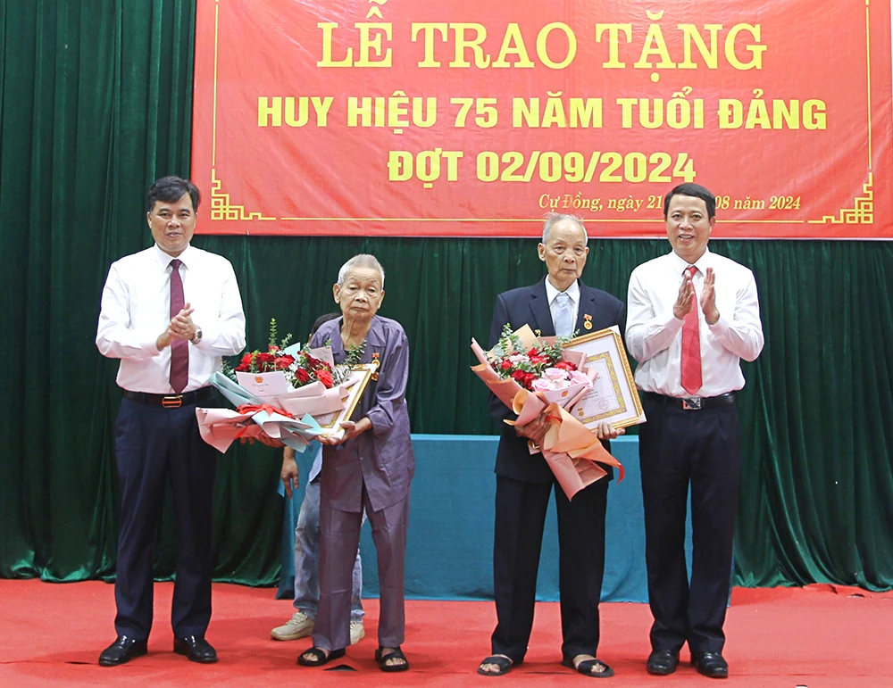 Trao Huy hiệu 75 năm, 70 năm tuổi Đảng tại huyện Thanh Sơn