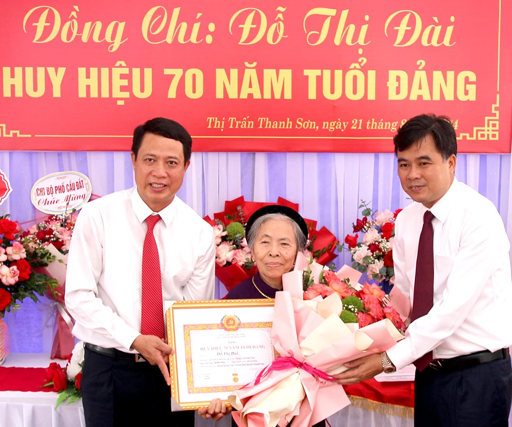 Trao Huy hiệu 75 năm, 70 năm tuổi Đảng tại huyện Thanh Sơn