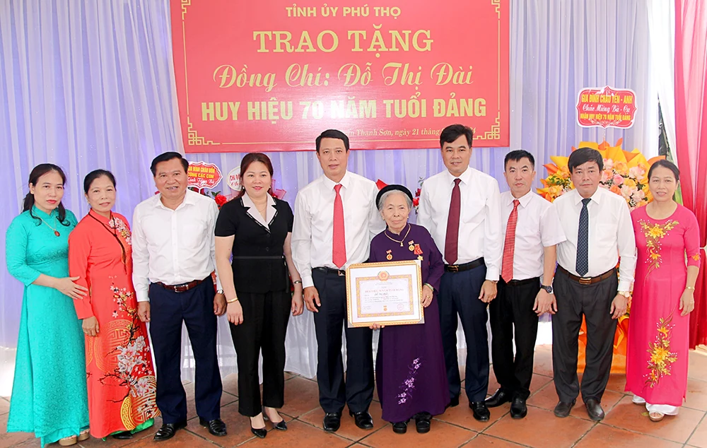 Trao Huy hiệu 75 năm, 70 năm tuổi Đảng tại huyện Thanh Sơn