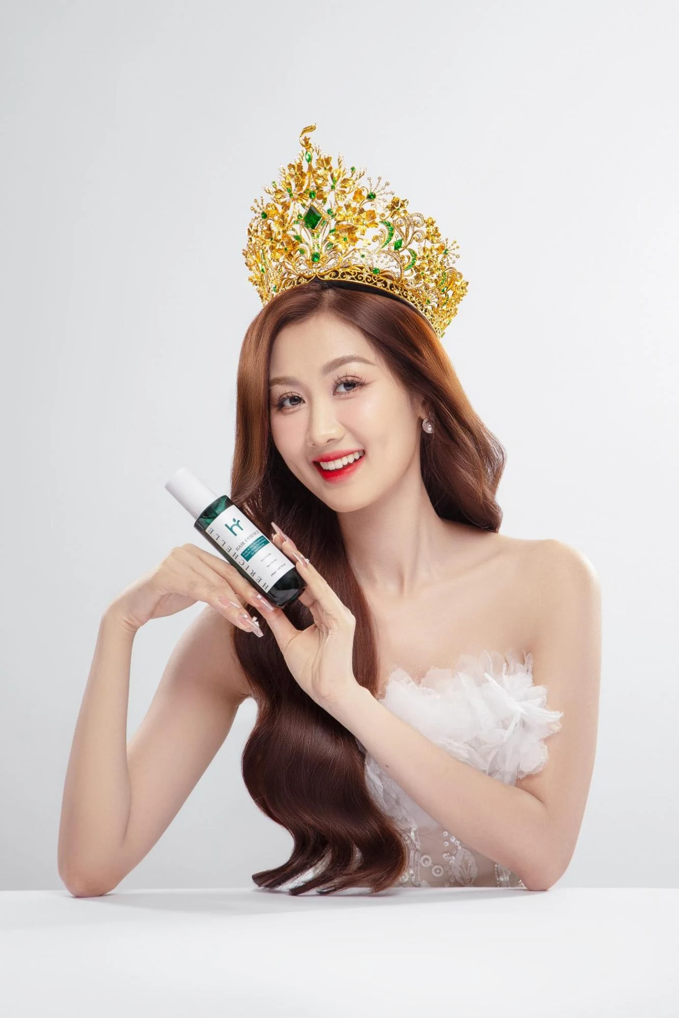 Tinh chất dưỡng tóc Herichelle - Chân ái cho mái tóc dày đẹp của top 5 hoa hậu Miss Grand.