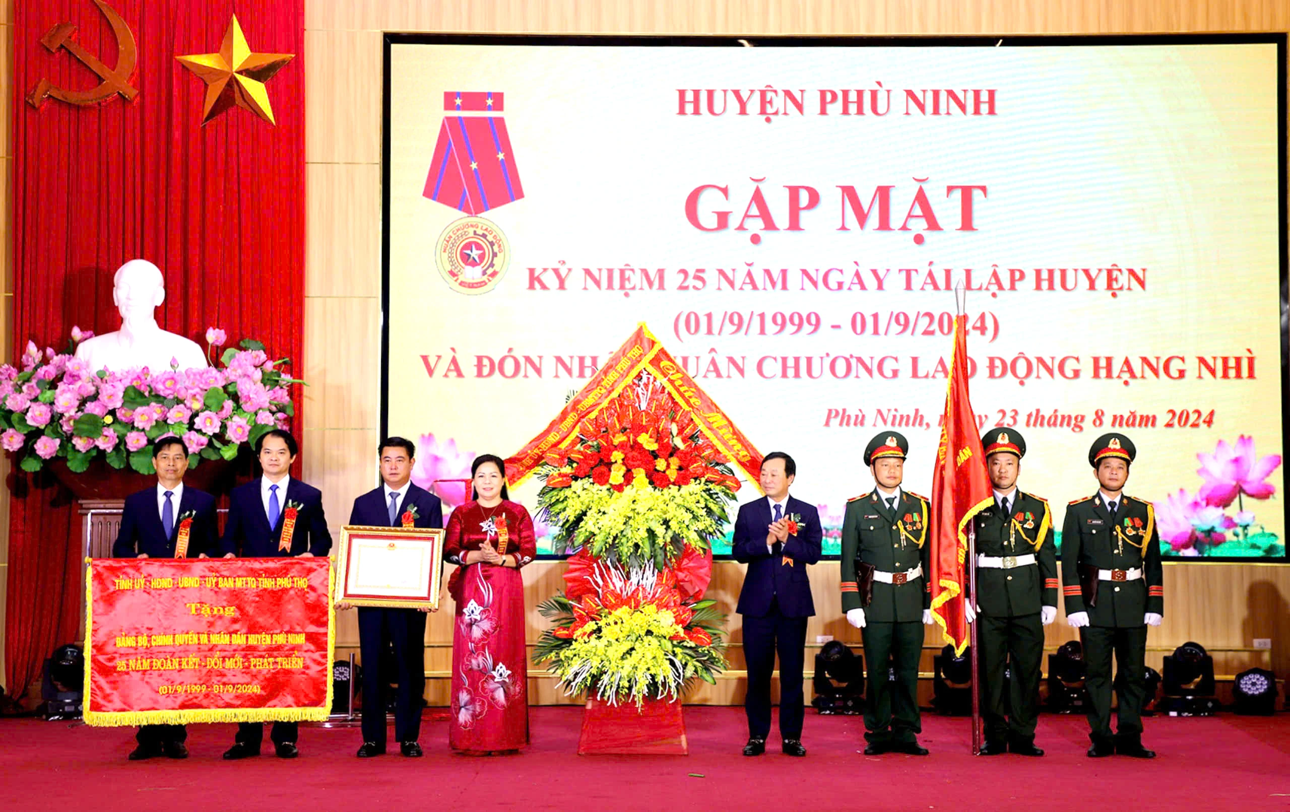 Phu Ninh District Receives Second-Class Labor Medal and Meets to Celebrate 25 Years of District Re-Establishment