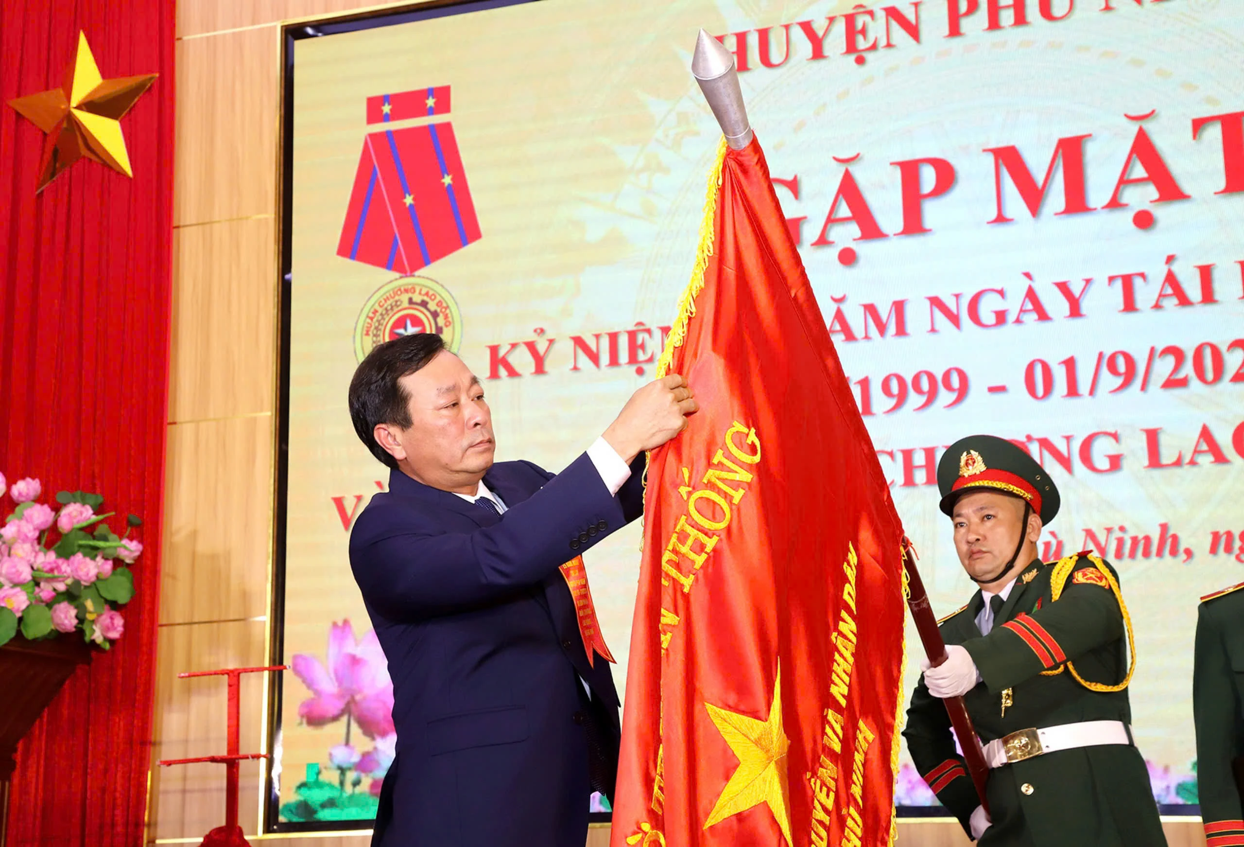 Phu Ninh District Receives Second-Class Labor Medal and Meets to Celebrate 25 Years of District Re-Establishment