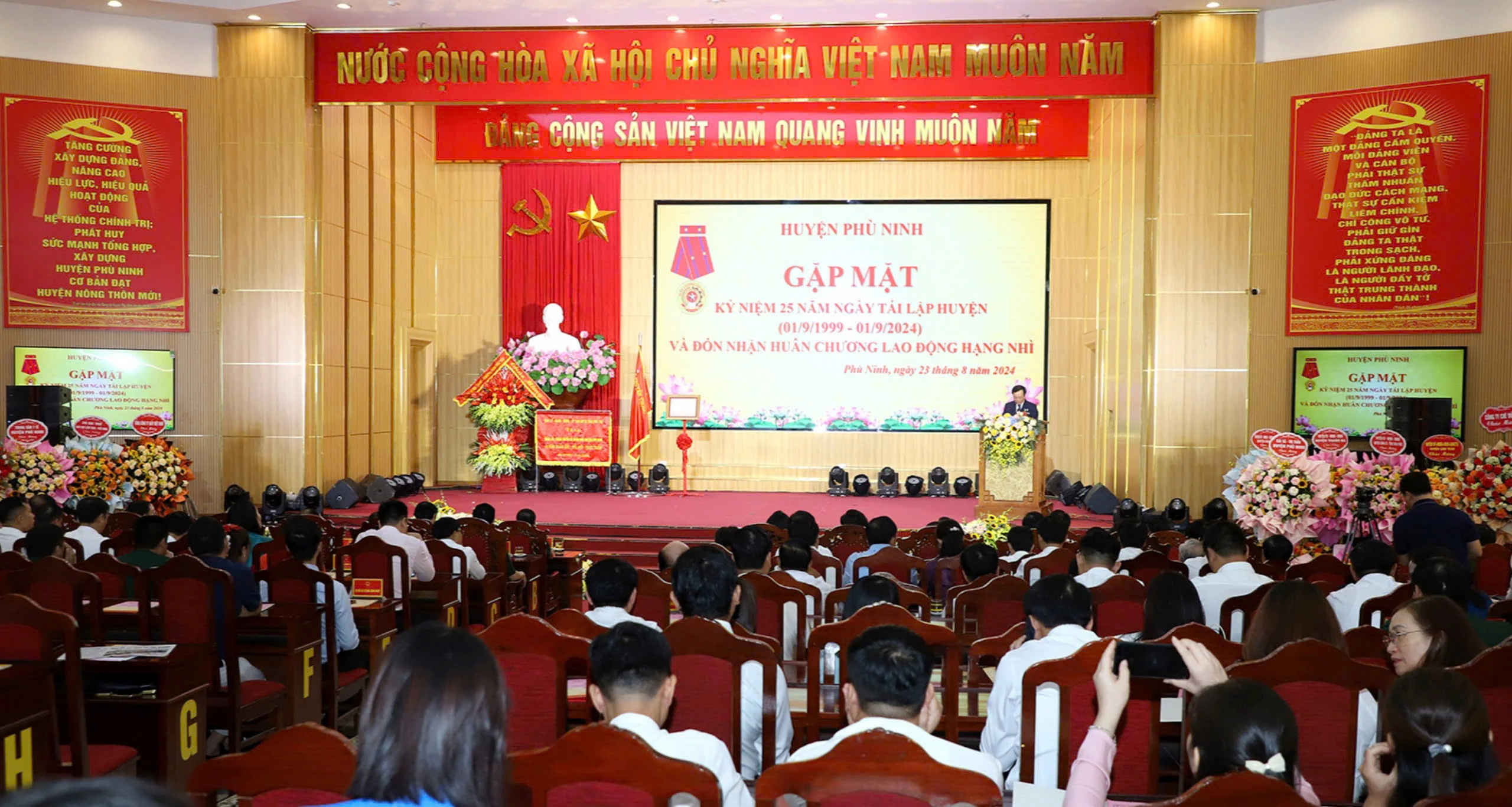 Phu Ninh District Receives Second-Class Labor Medal and Meets to Celebrate 25 Years of District Re-Establishment