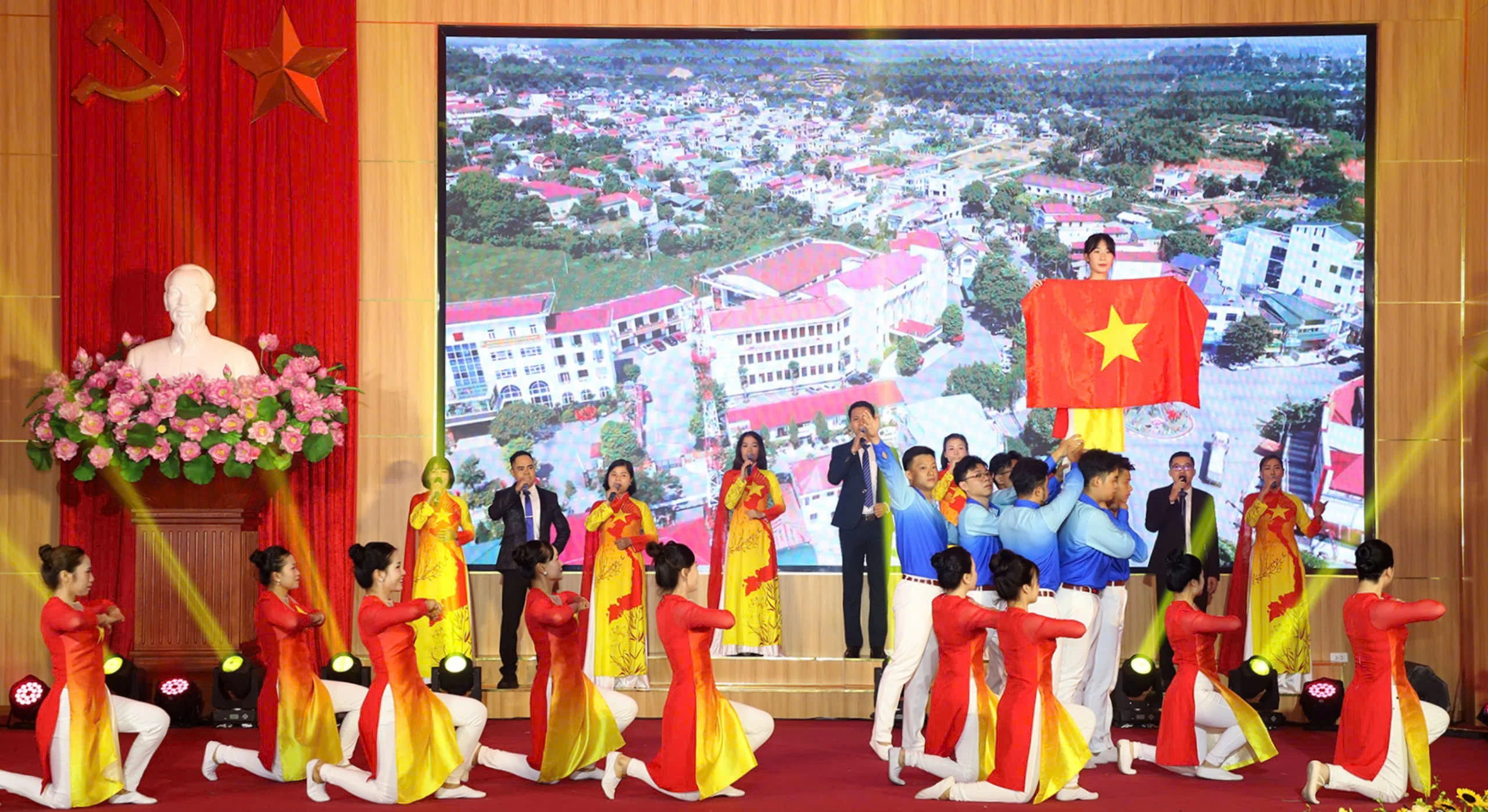 Phu Ninh District Receives Second-Class Labor Medal and Meets to Celebrate 25 Years of District Re-Establishment