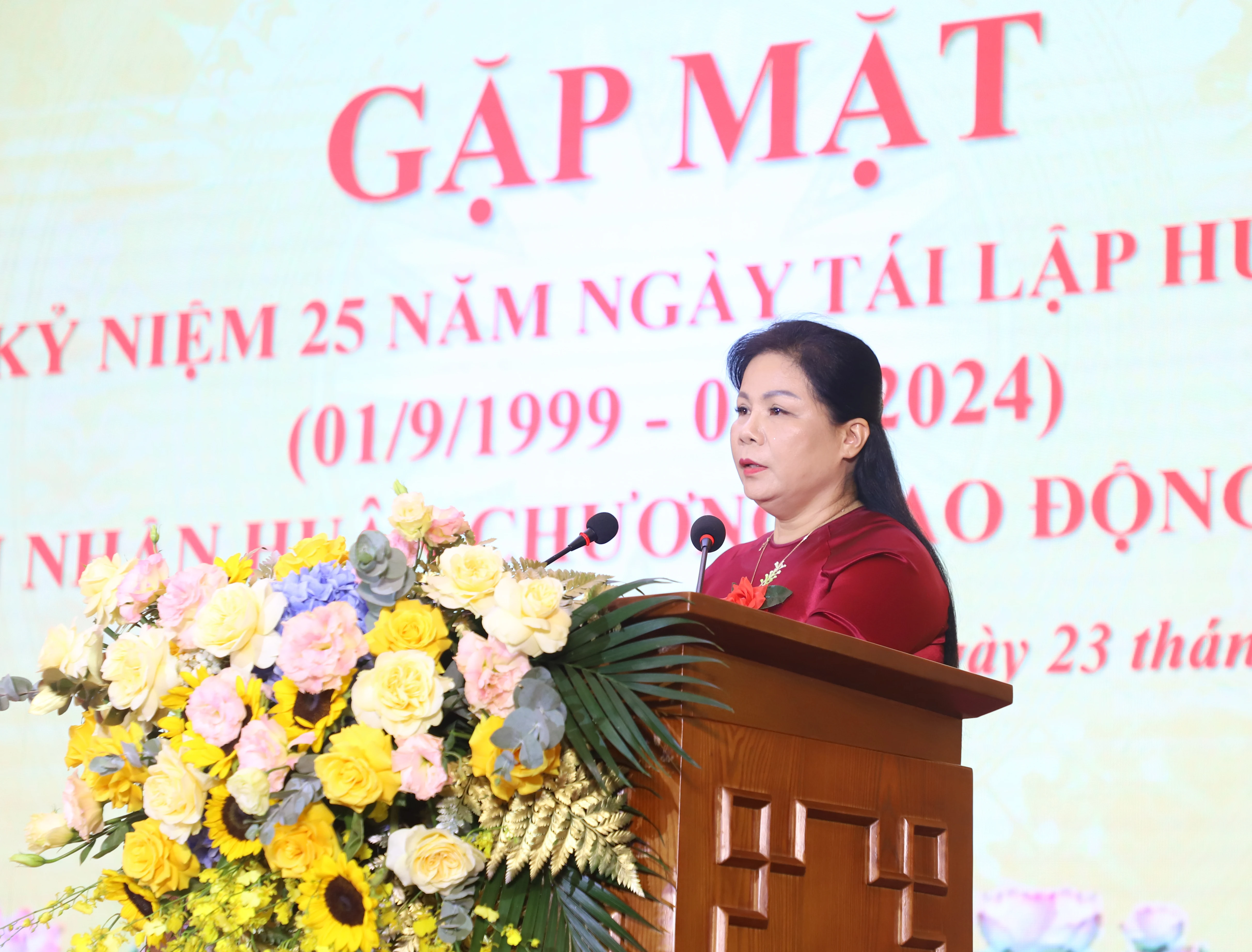 Phu Ninh District Receives Second-Class Labor Medal and Meets to Celebrate 25 Years of District Re-Establishment