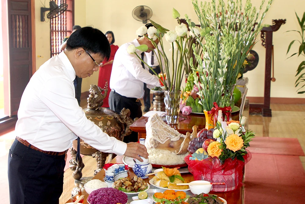 Doan Hung district offers incense to commemorate President Ho Chi Minh