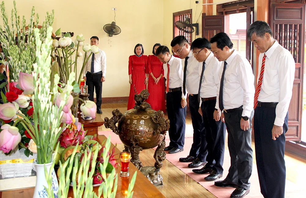 Doan Hung district offers incense to commemorate President Ho Chi Minh