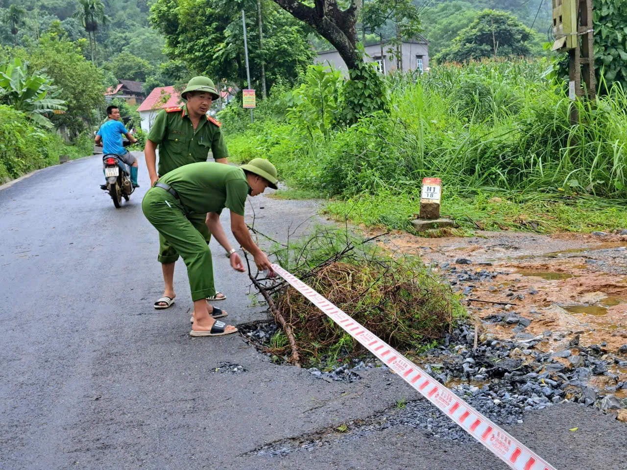 Công an xã Tân Lập giúp đỡ người dân di dời tài sản và khắc phục hậu quả mưa lũ