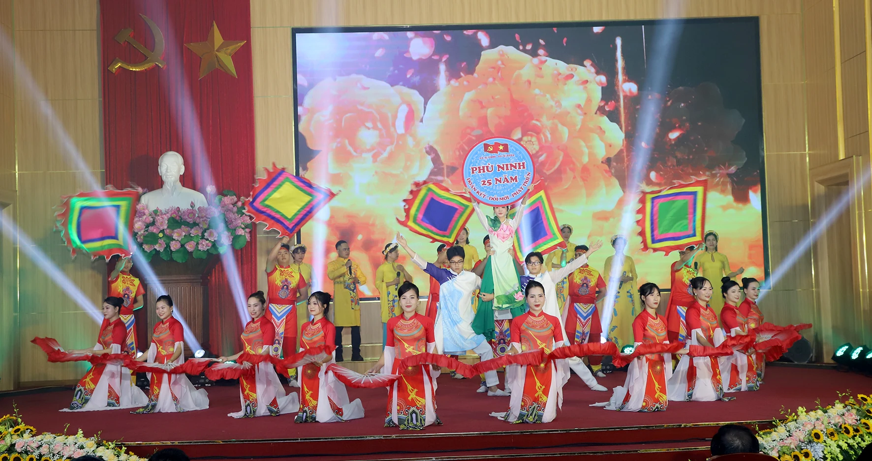 Phu Ninh District Receives Second-Class Labor Medal and Meets to Celebrate 25 Years of District Re-Establishment
