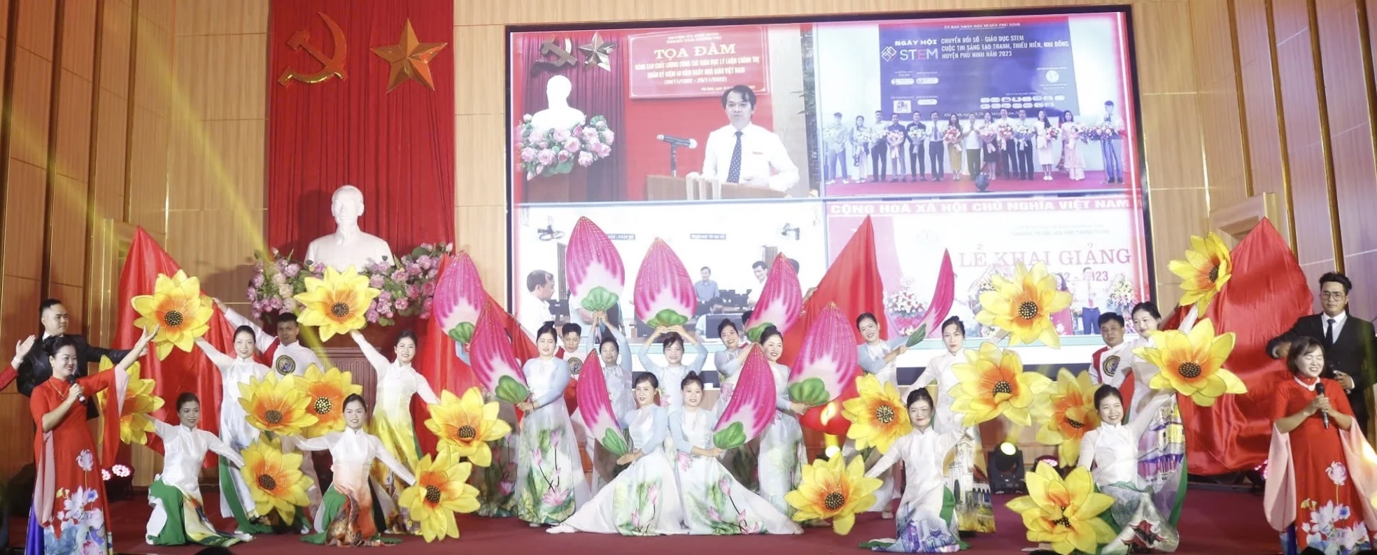 Liên hoan tiếng hát quần chúng chào mừng Kỷ niệm 25 năm tái lập huyện Phù Ninh