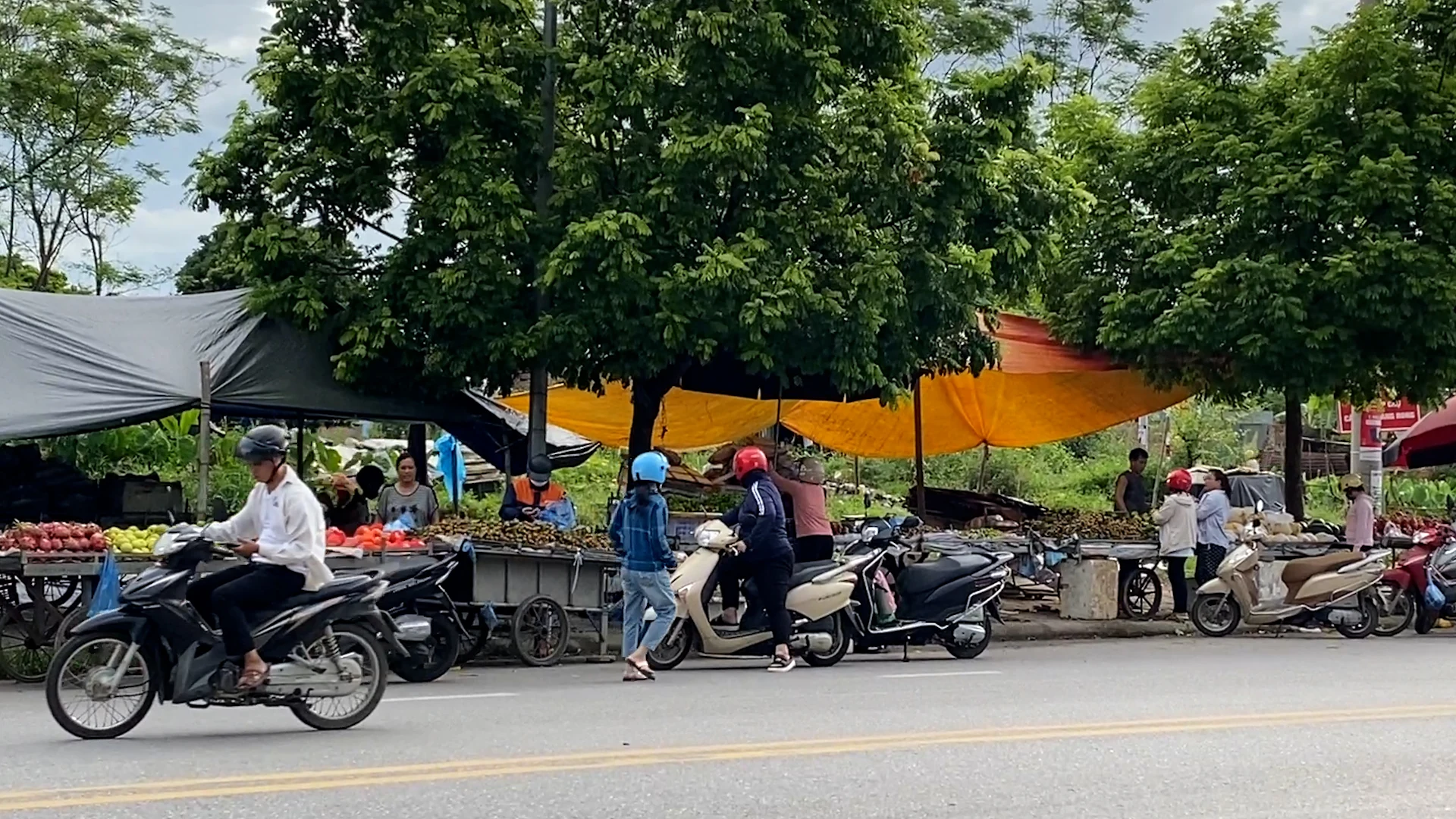 Hàng rong bủa vây Khu công nghiệp Thụy Vân