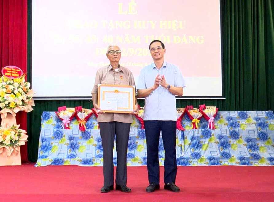Thanh Ba: Lần đầu tiên có đảng viên vinh dự nhận Huy hiệu 80 năm tuổi Đảng