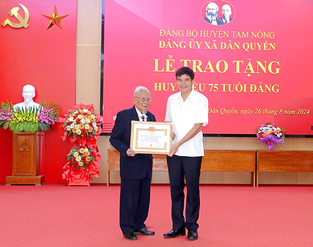 Trao Huy hiệu 70 năm và 75 năm tuổi Đảng tại các huyện: Đoan Hùng, Lâm Thao, Tam Nông