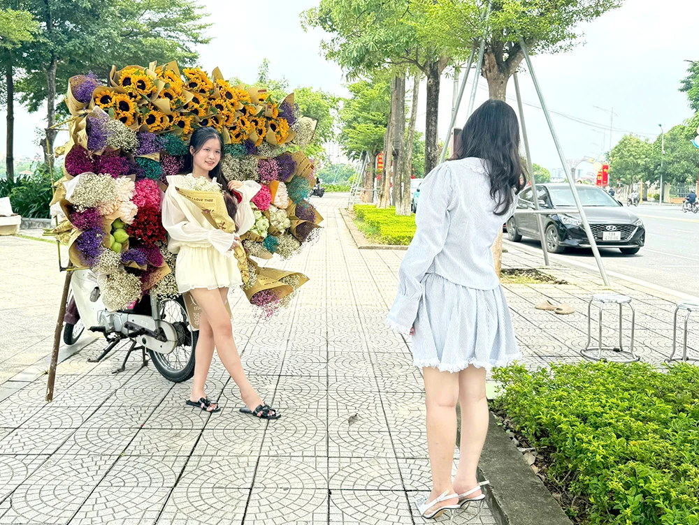 Rực rỡ xe hoa chở Thu về