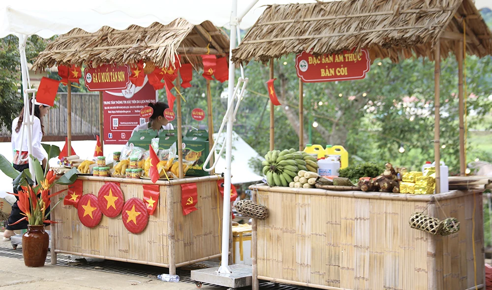 Giao lưu văn hóa và trưng bày, giới thiệu ẩm thực, du lịch tại Vườn quốc gia Xuân Sơn
