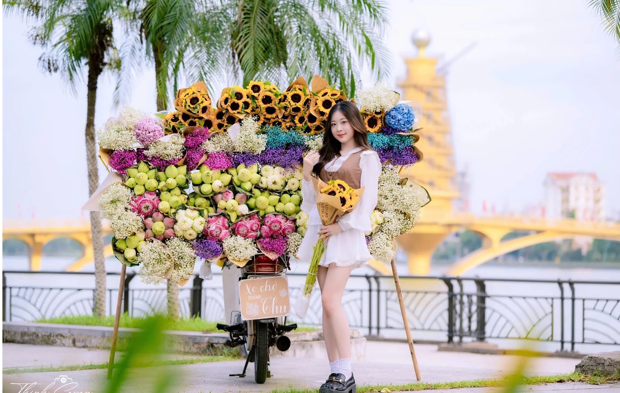 Rực rỡ xe hoa chở Thu về