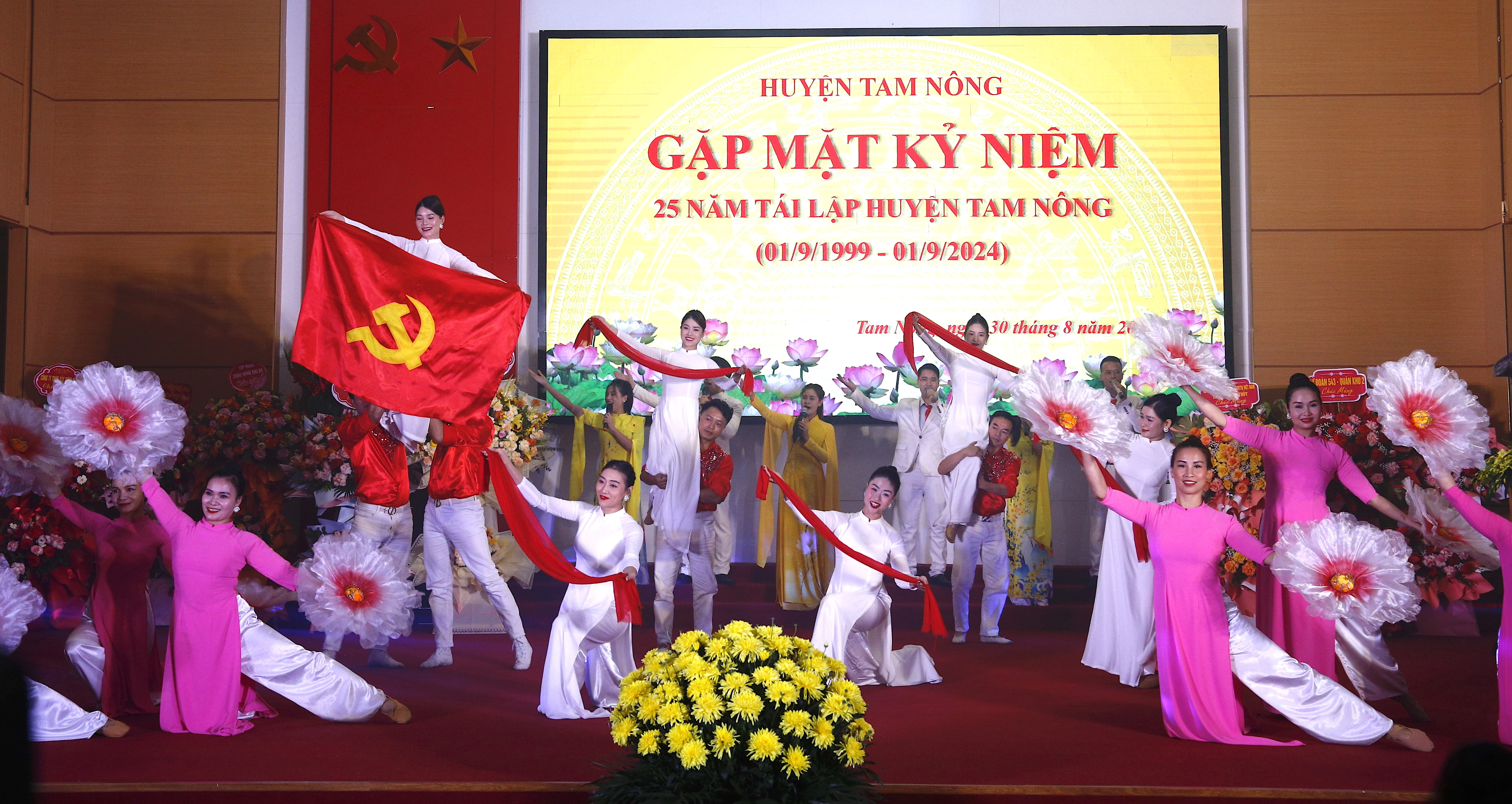 Huyện Tam Nông gặp mặt kỷ niệm 25 năm tái lập huyện