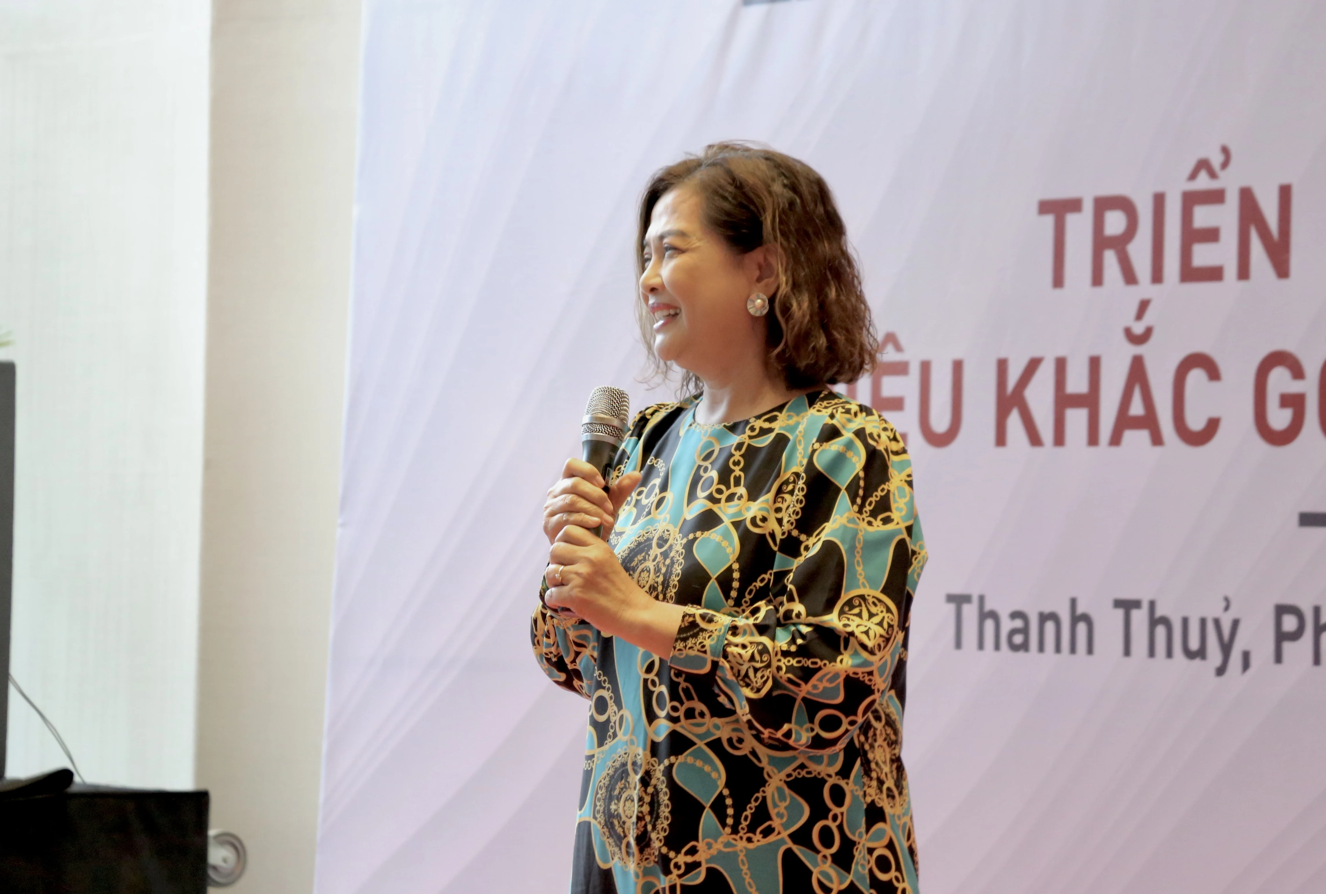 Wyndham Lynn Times Thanh Thủy ra mắt Làng nghệ thuật Việt Nam