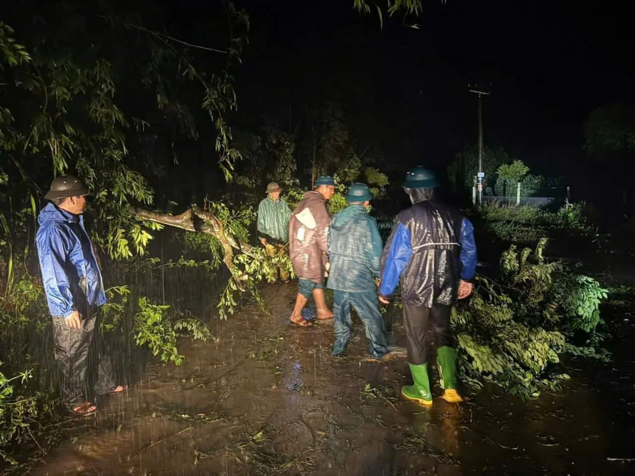 Phú Thọ: Lực lượng Quân đội và Công an giúp dân khắc phục sau bão