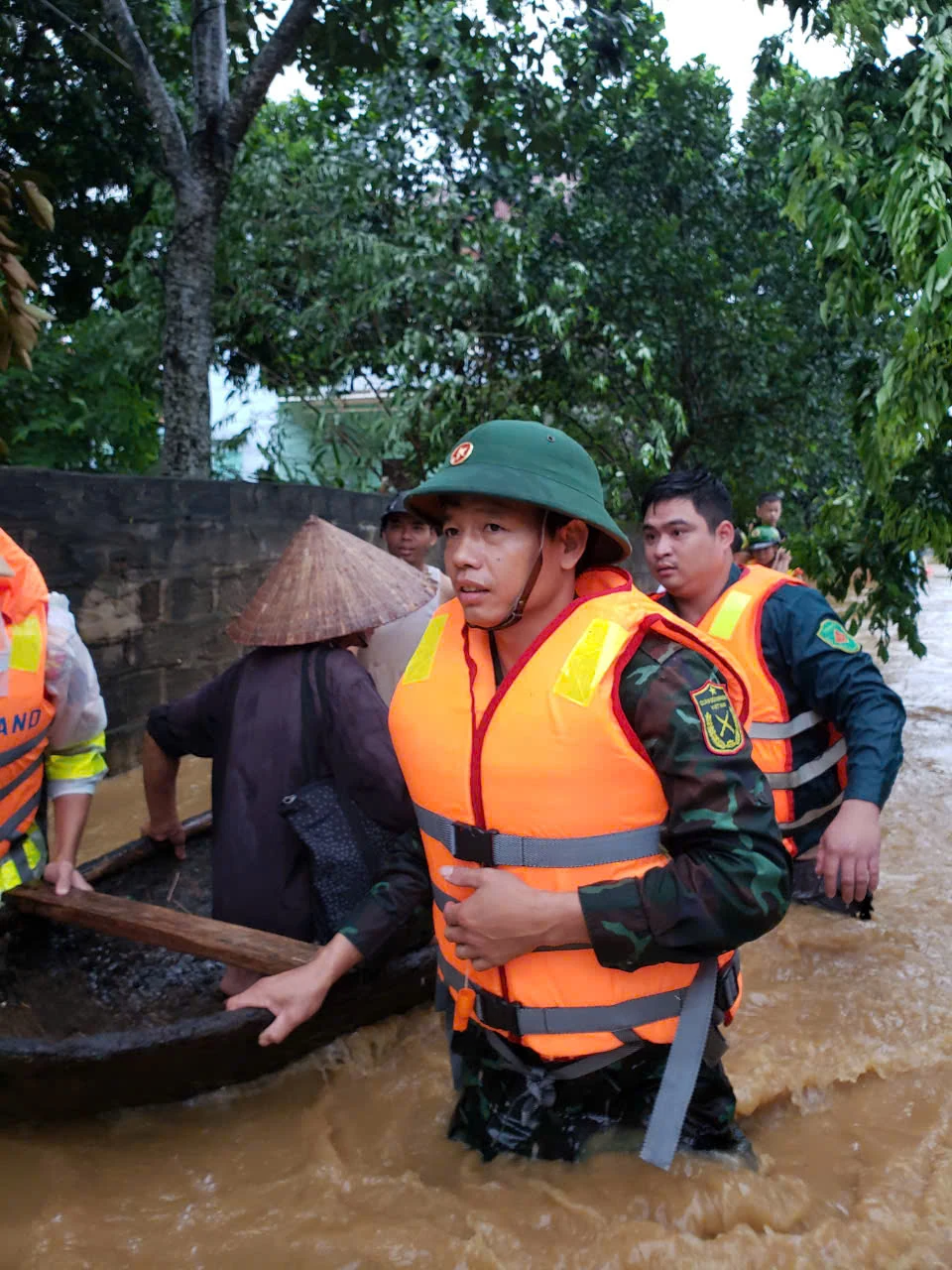 Phú Thọ: Lực lượng Quân đội và Công an giúp dân khắc phục sau bão