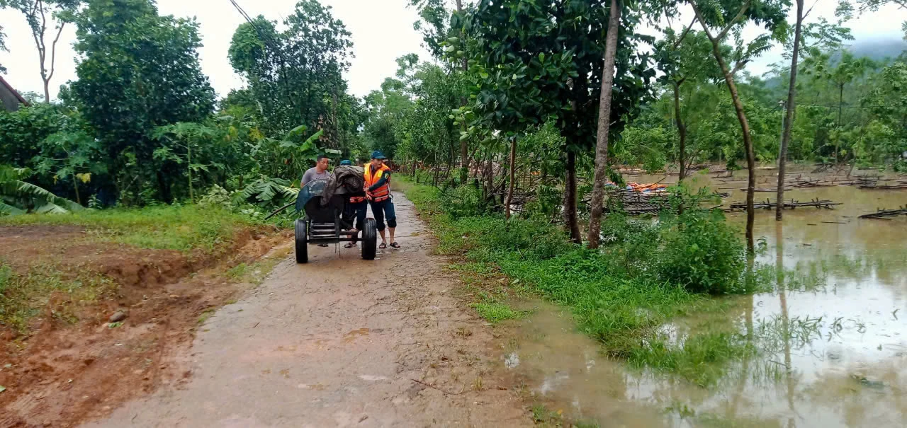 Phú Thọ: Lực lượng Quân đội và Công an giúp dân khắc phục sau bão