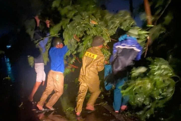 Phú Thọ: Lực lượng Quân đội và Công an giúp dân khắc phục sau bão