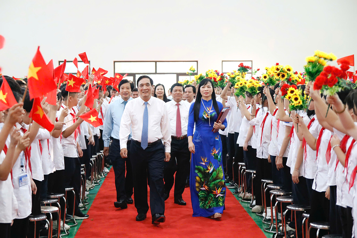 Provincial Party Secretary Bui Minh Chau attends the opening ceremony at Van Lang Secondary School