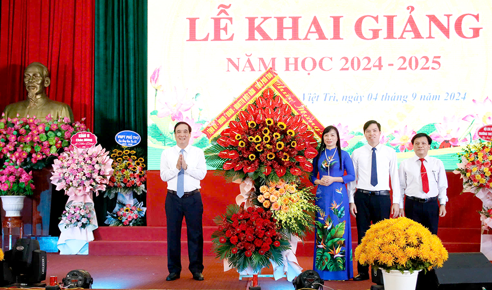 Provincial Party Secretary Bui Minh Chau attends the opening ceremony at Van Lang Secondary School