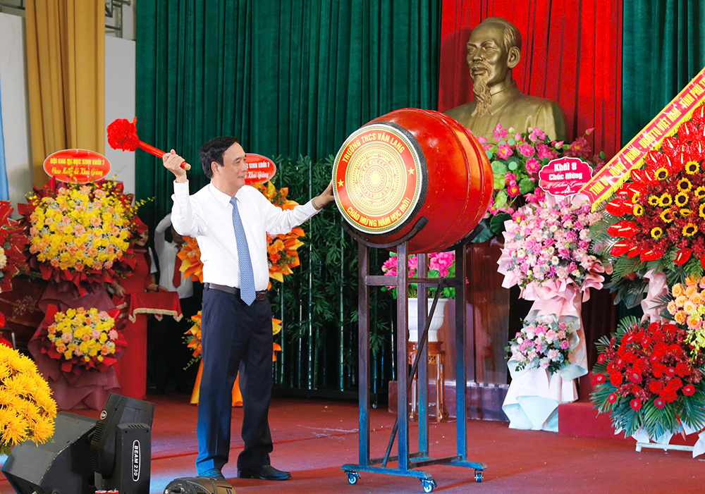 Provincial Party Secretary Bui Minh Chau attends the opening ceremony at Van Lang Secondary School