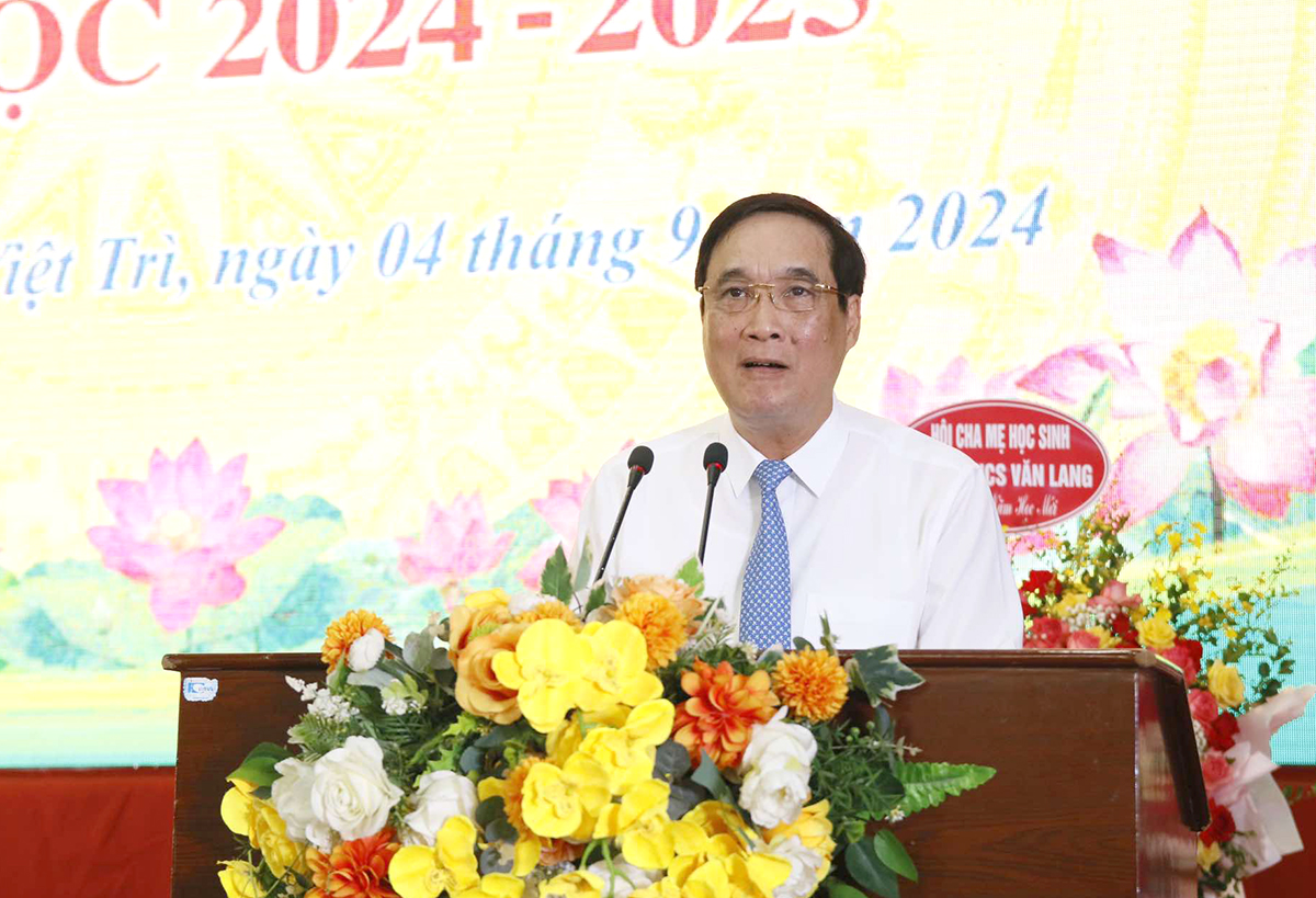 Provincial Party Secretary Bui Minh Chau attends the opening ceremony at Van Lang Secondary School