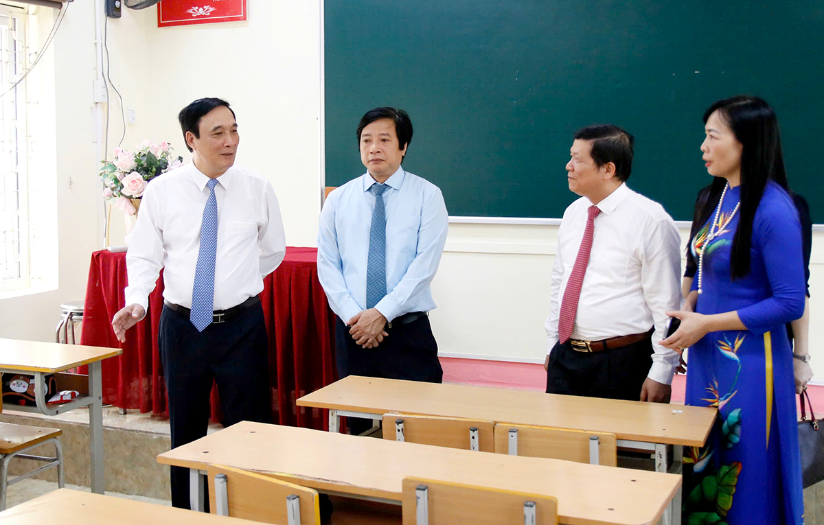 Provincial Party Secretary Bui Minh Chau attends the opening ceremony at Van Lang Secondary School