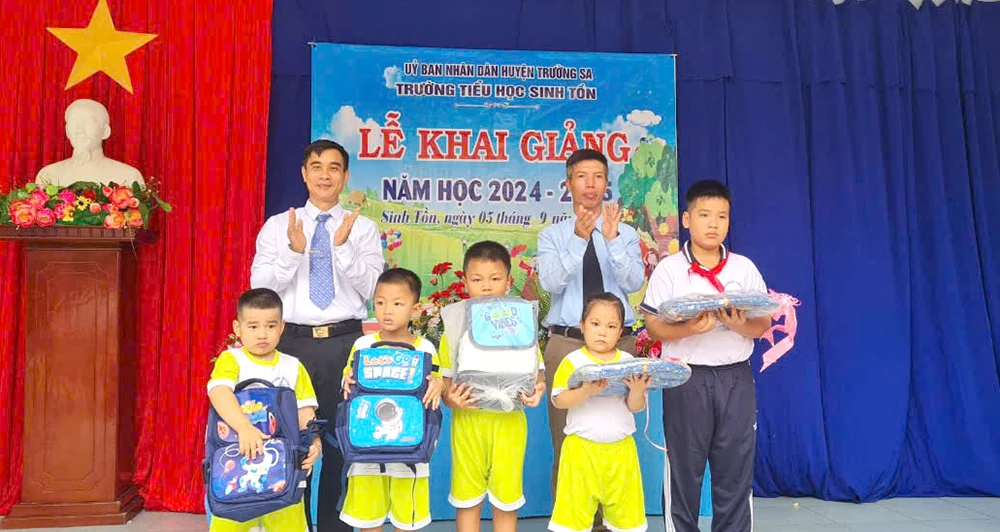 Trường Sa rộn ràng khai giảng năm học mới
